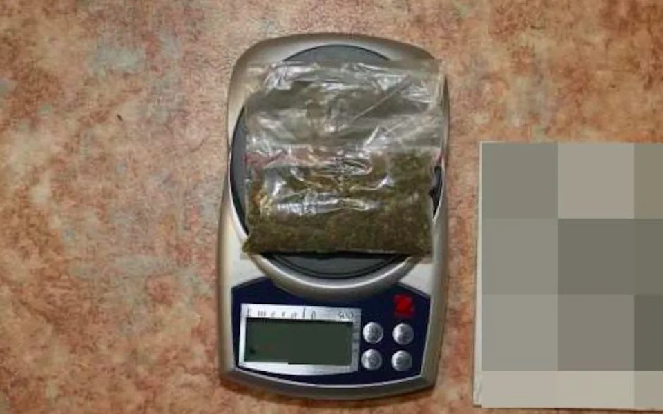 Policie dopadla dealery pervitinu ve Šternberku. Zboží vařili v autě