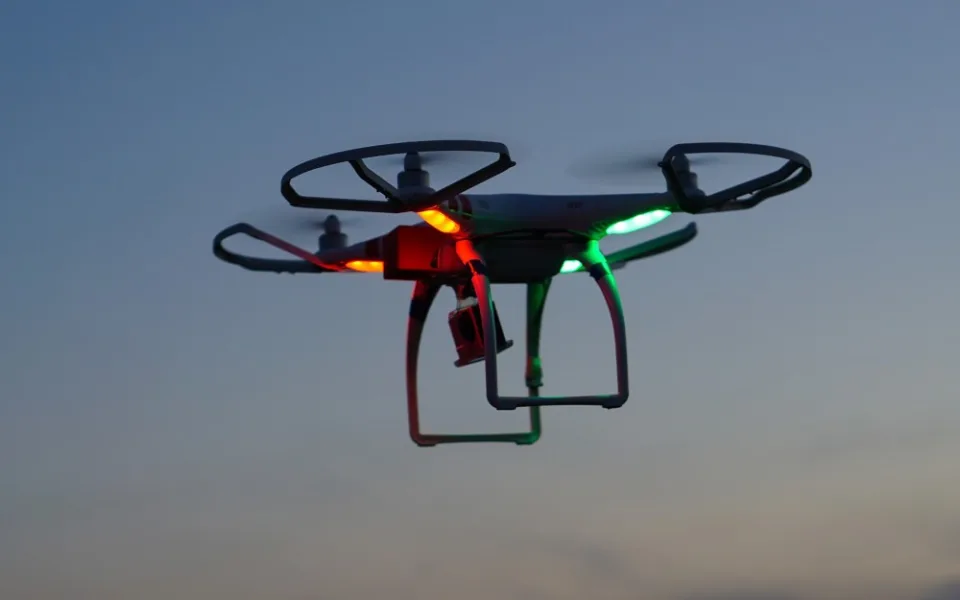 Hasiči sundávali ze stromu dron. Zasekl se ve výšce osmi metrů