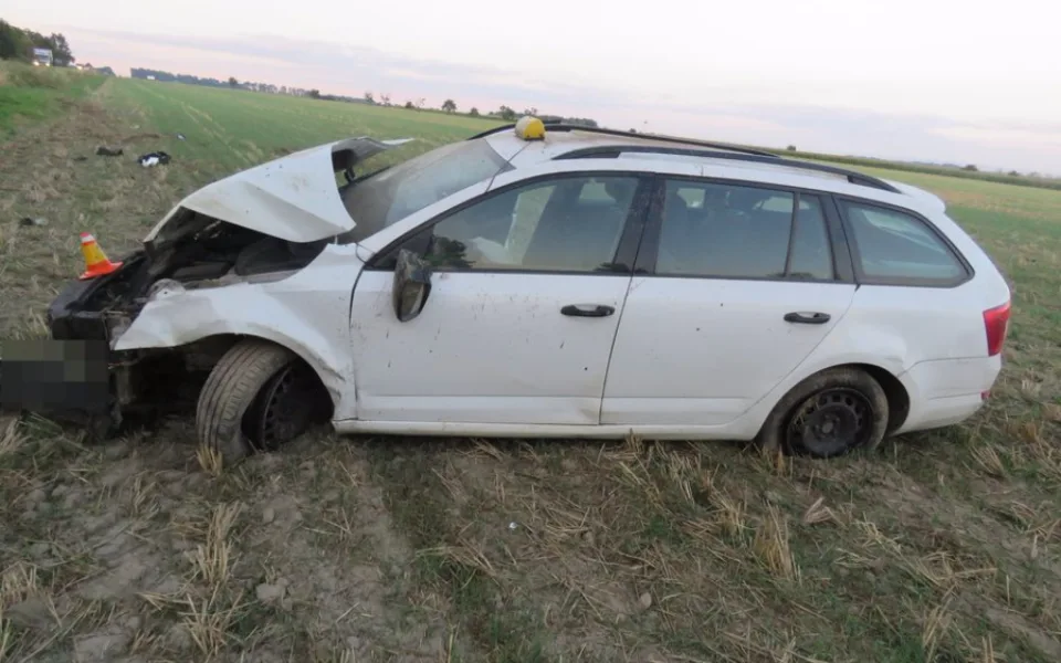 Taxikář usnul, porazil dva sloupky a skončil se svým autem na poli