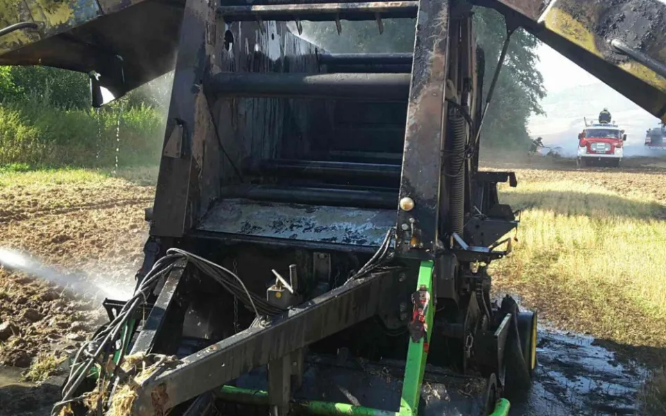 Na poli u Dolní Libiny hořel balíkovač. Škoda po požáru se vyšplhala na 250 tisíc