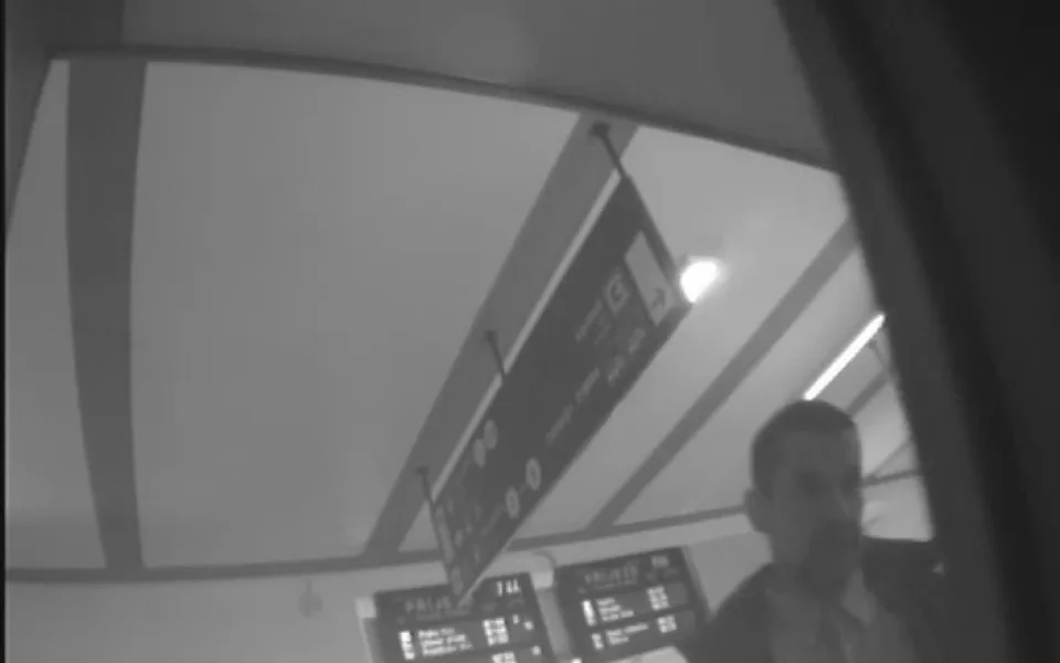 VIDEO: Policie pátrá po muži, který vybral peníze z ukradené platební karty
