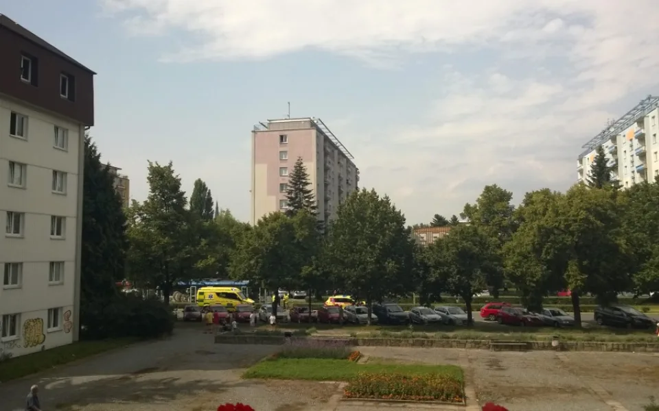 Na třídě Kosmonautů srazila tramvaj seniora. Muže odvezla sanitka s podezřením na otřes mozku
