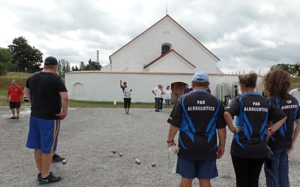 FOTO: Na Korunní pevnůstce se odehrál desátý ročník Mozartových koulí. V pétanque se utkalo 37 soupeřů