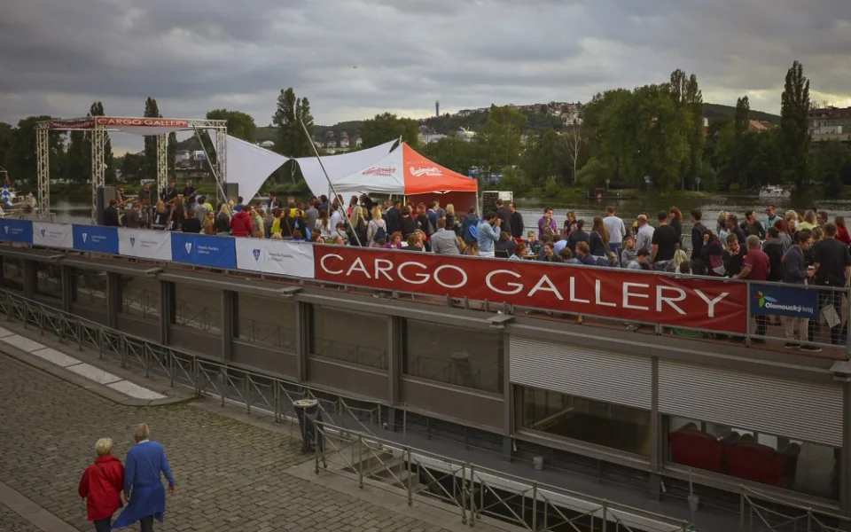 Party absolventů UP Olomouc na pražské Náplavce se účastnilo na 700 lidí.
