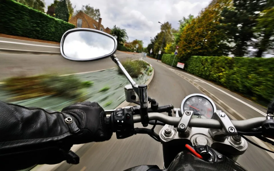 Řidič se otáčel s autem a přitom srazil mladého motorkáře