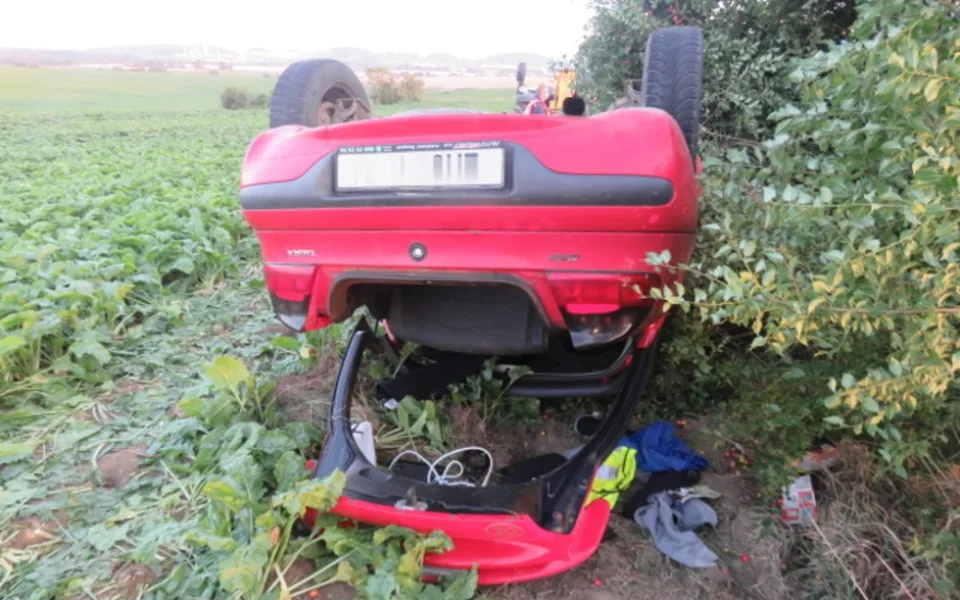 Auto skončilo na střeše
