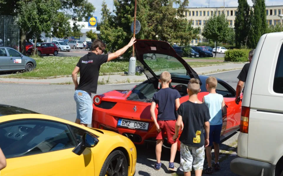 FOTO: Děti z olomouckého dětského domova se svezly v luxusních autech