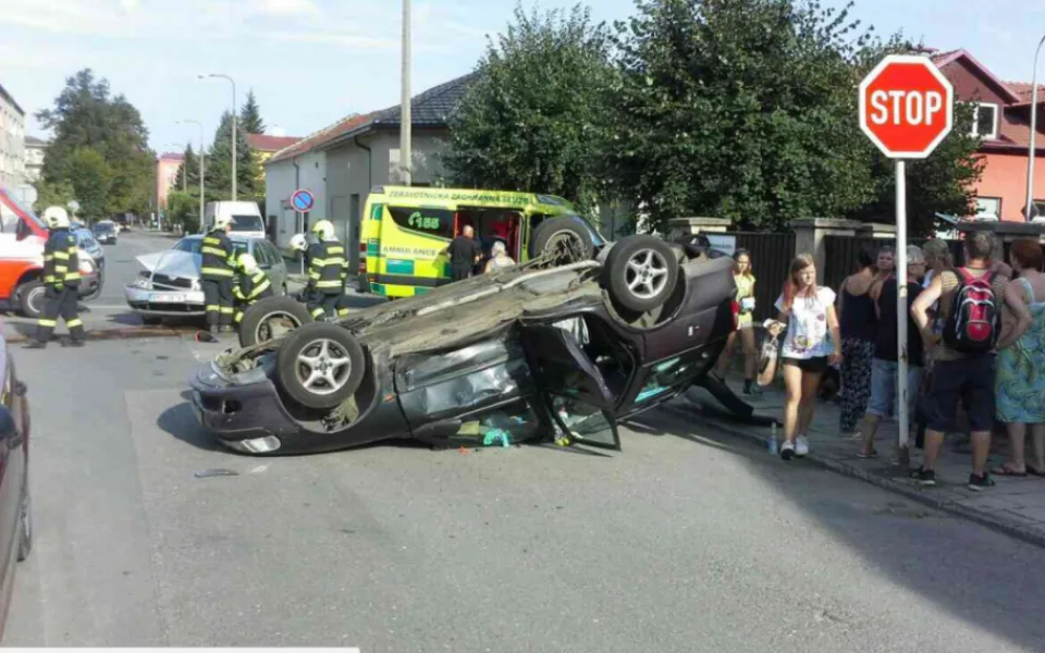 Při dopravní nehodě v Prostějově se zranili dva dospělí a jedno dítě