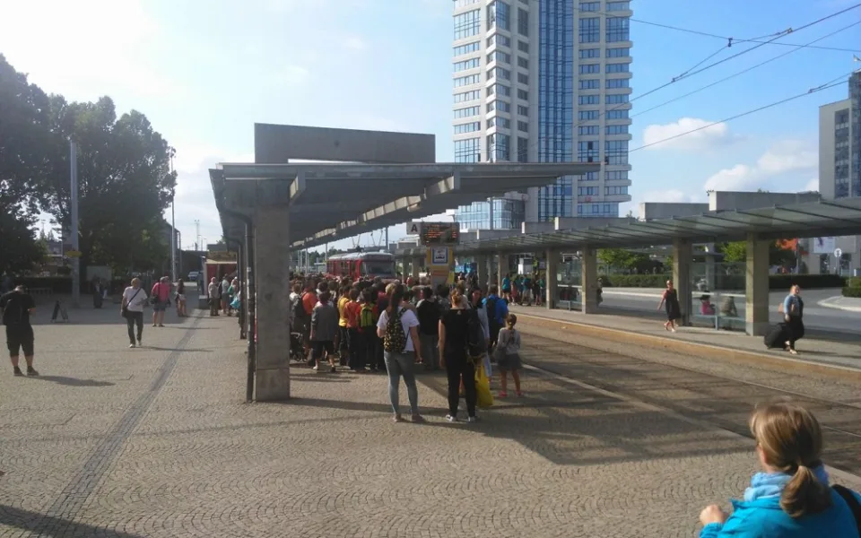 KOMENTÁŘ: Olomouc zaplnily tisíce křesťanů s visačkami. Dopravní podnik si jich nevšiml