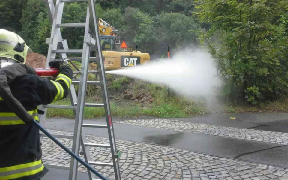 VIDEO: V Hlubočkách překopli dělníci plynové potrubí, došlo k velkému úniku plynu