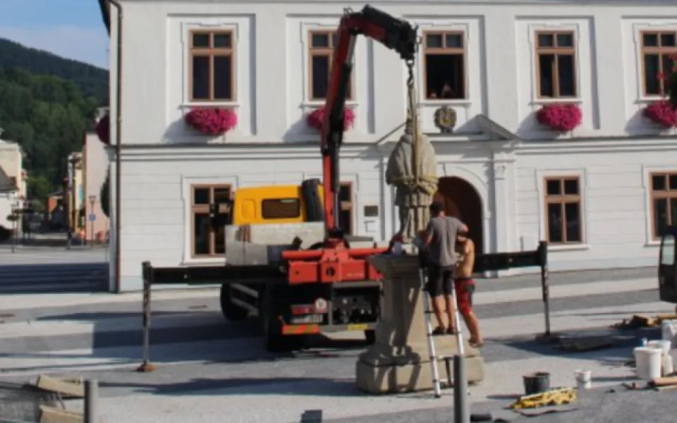 Instalace sochy Jana Nepomuckého, Masyrykovo náměstí v Jeseníku