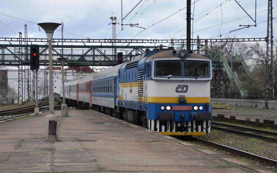Případ pádu dítěte z vlaku otevře soud v Olomouci začátkem září