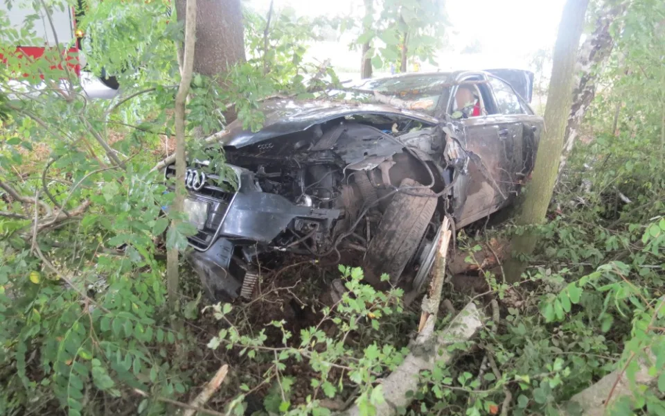 Opilý řidič u Domašova nezvládl své auto, skončil s ním mezi stromy