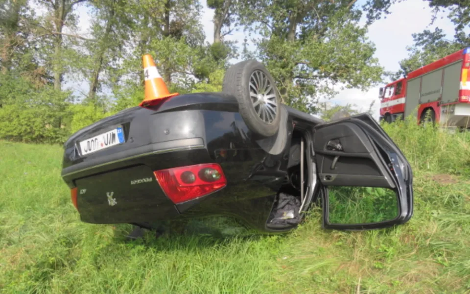 Žena dva dny po sobě usedla za volant opilá a pokaždé nabourala. Podruhé skončila na střeše