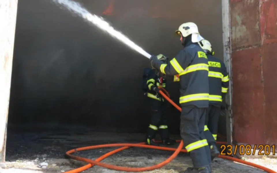 VIDEO: Hasiči už druhý den zasahují u požáru skladu slámy. Došlo k němu při svařování