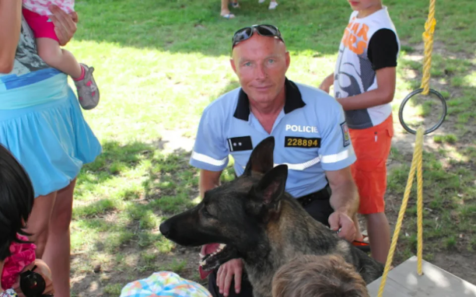 Tonoucího muže udržoval na hladině několik minut policejní psovod. Život nezachraňoval poprvé