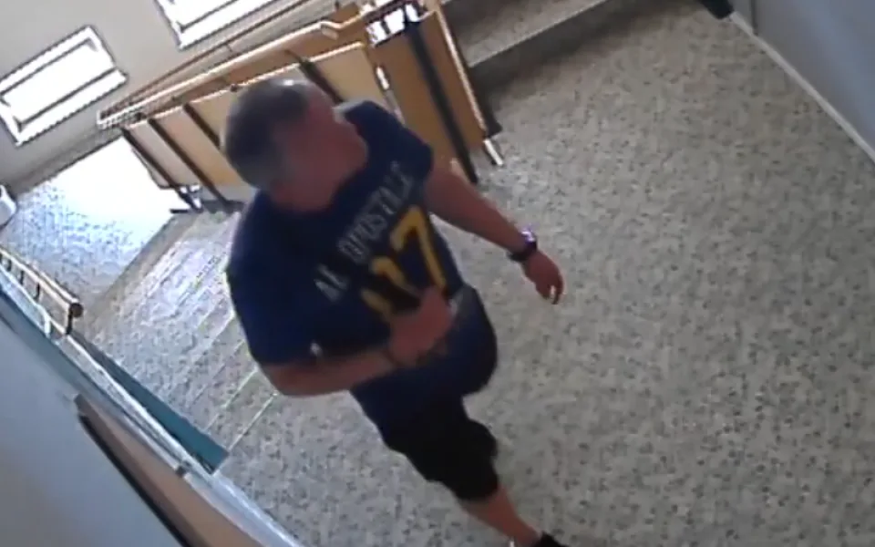 Zloděj kradl peněženky v olomouckém kadeřnictví i sportovním centru. Nepoznáte ho na záznamu z kamery?