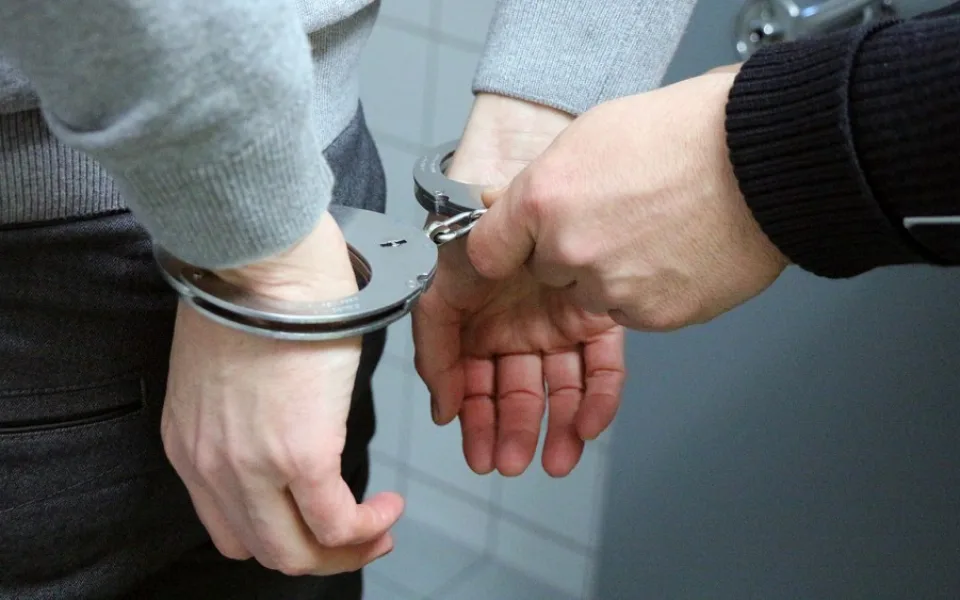 Zloděj se v noci vloupal na poštu. Policisté ho chytli dřív než stihl utéct