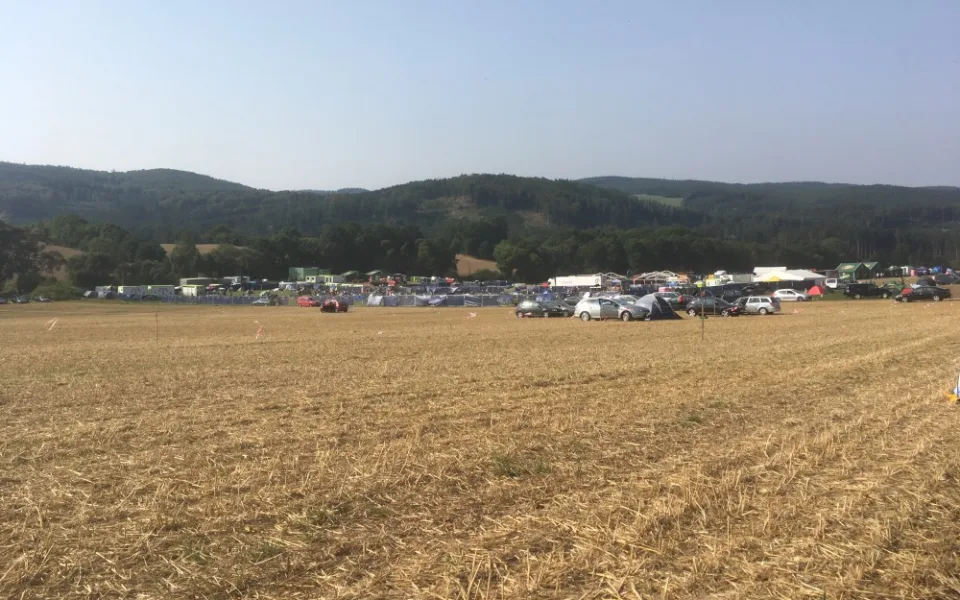 Zloděj řádil ve stanech na bouzovském festivalu HRADY CZ. Zatímco lidi spali, kradl jim pod nosem