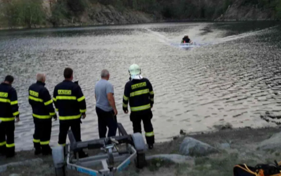 Na Výklekách se zranil muž při pádu z výšky. Zasahovat museli hasiči na člunu i záchranářský vrtulník