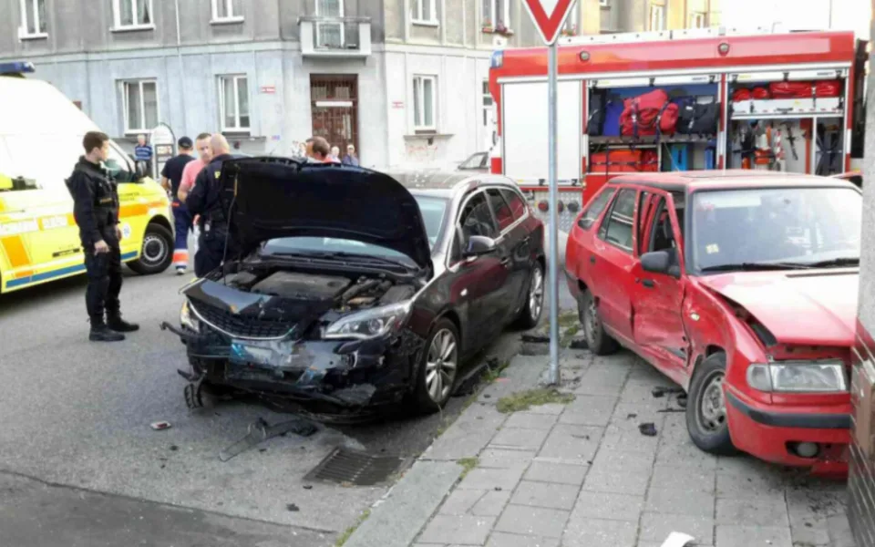 Při nehodě dvou aut v Přerově se zranilo celkem pět osob