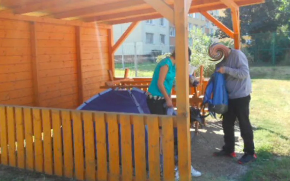 Dvojice hledala místo pro romantickou noc pod stanem. Rozložili si ho v areálu základní školy
