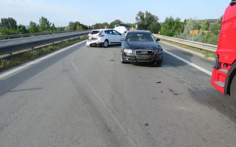 FOTO: Řidič nedobrzdil kolonu, dostal smyk a narazil do stojícího auta