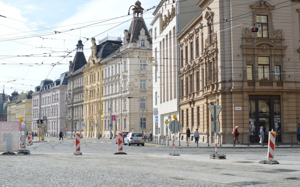 Tramvajová křižovatka v Legionářské ulici je opět průjezdná. Stavba byla dokončena s předstihem