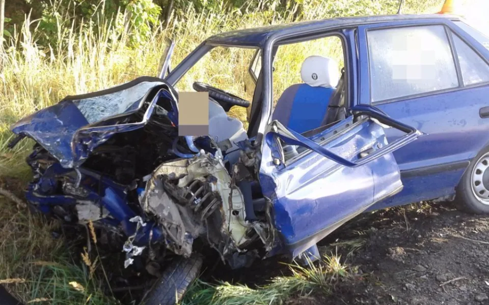 Řidič po čelním střetu s druhým vozidlem zemřel. Další dva lidé se zranili