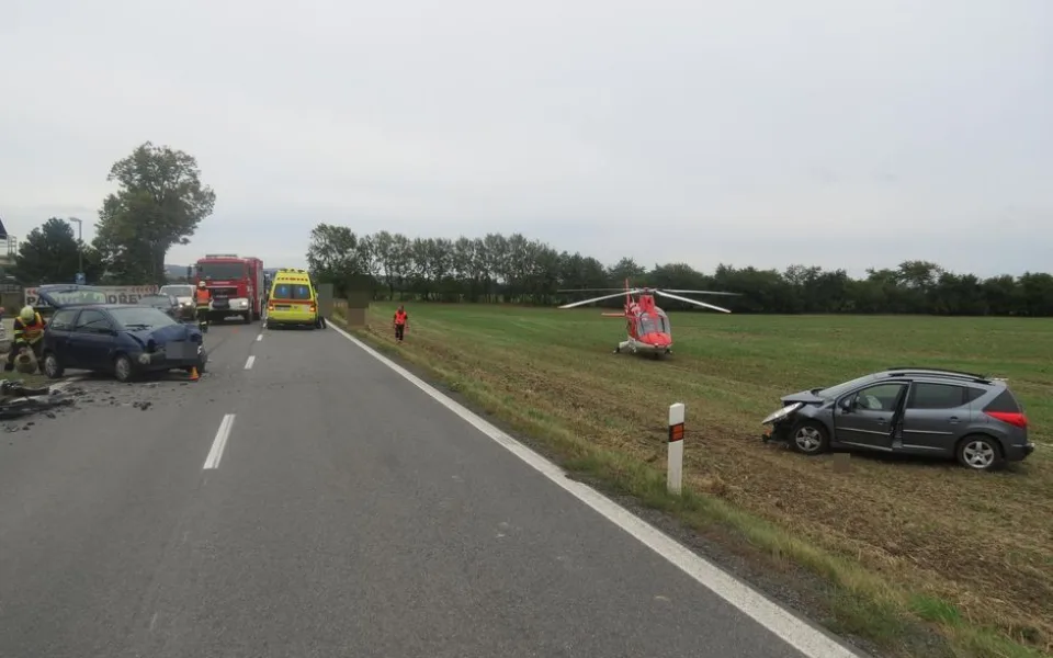 FOTO: Mezi Mladějovicemi a Újezdem se čelně střetla dvě osobní auta
