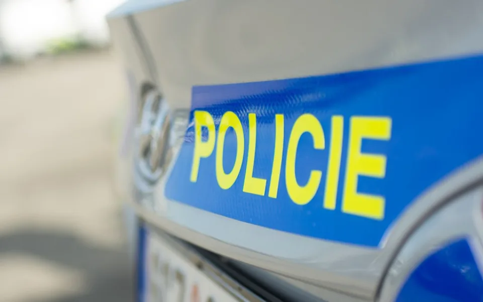 VIDEO: Muž ukradl 129 tisíc z auta. Policie hledá kolemjdoucího svědka z videa