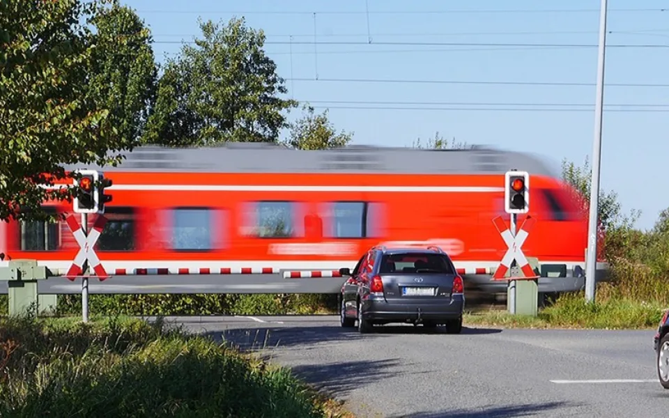 Vlak srazil auto na železničním přejezdu. Zranil se řidič a osmiměsíční dítě