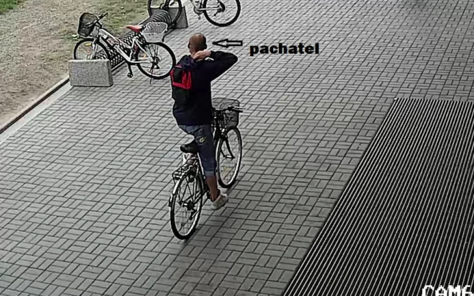 VIDEO: Zloděj u nákupního centra odcizil uzamčené kolo. Zachytila ho bezpečnostní kamera
