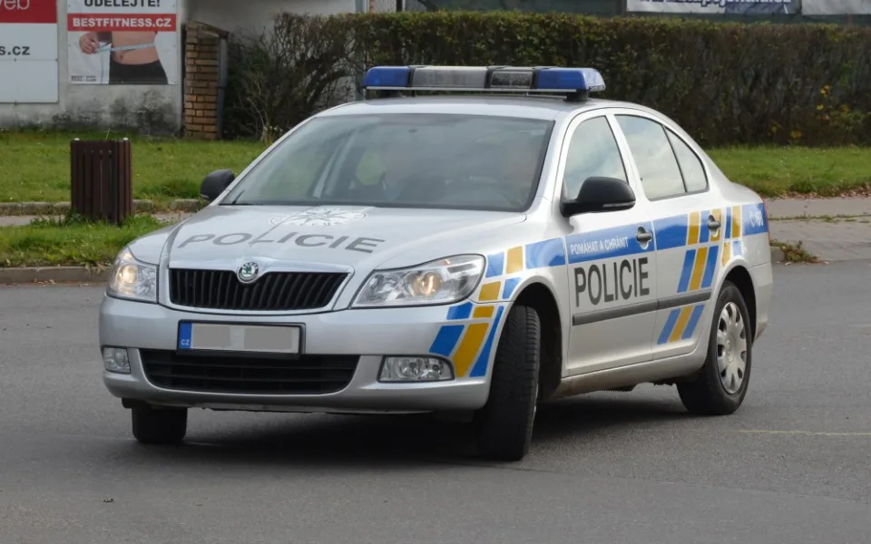 Mladík bez řidičáku naboural auto na parkovišti a snažil se ujet. Policisté ho vzápětí chytili