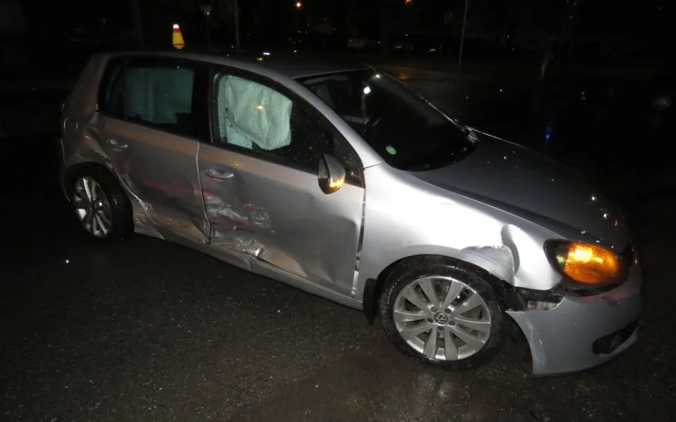 Devatenáctiletý řidič ignoroval dopravní značku, nedal přednost autu a zavinil tak nehodu