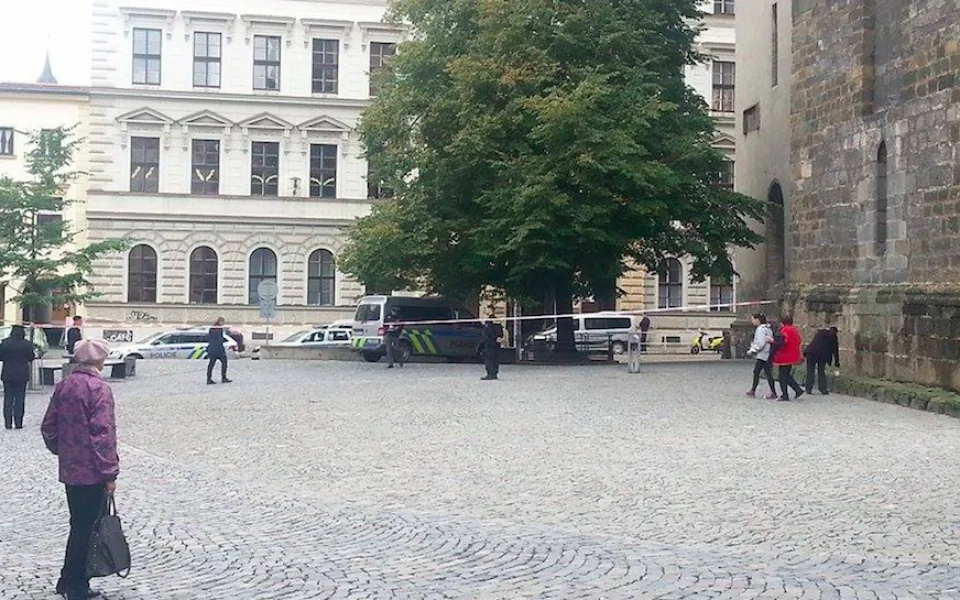 AKTUALIZOVÁNO: Psovod v budově Komenia žádnou bombu nenašel