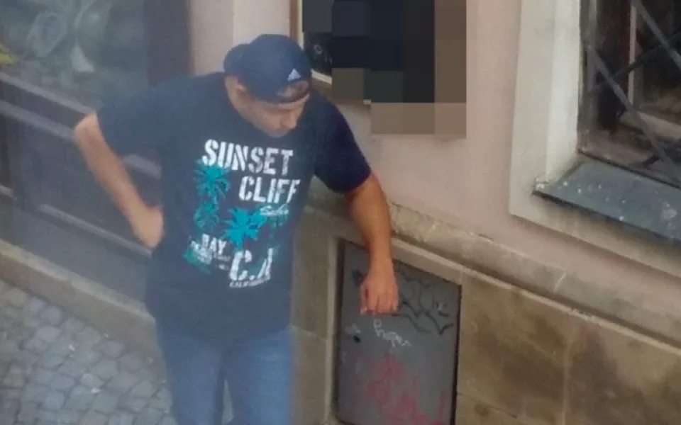 VIDEO: Neznámý muž vstoupil do cizího bytu a následně ho celý prošel. Tvrdil, že hledá brigádu