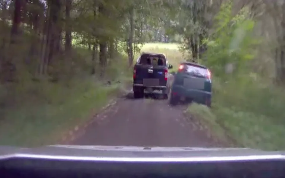 VIDEO: Divoká automobilová honička. Ujíždějící trojice měla v autě kompletní varnu na drogy a pervitin
