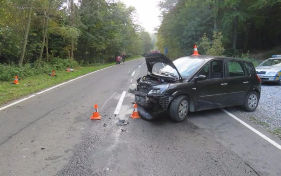 Jedenaosmdesátiletý senior nedal přednost motorkářce a srazil ji