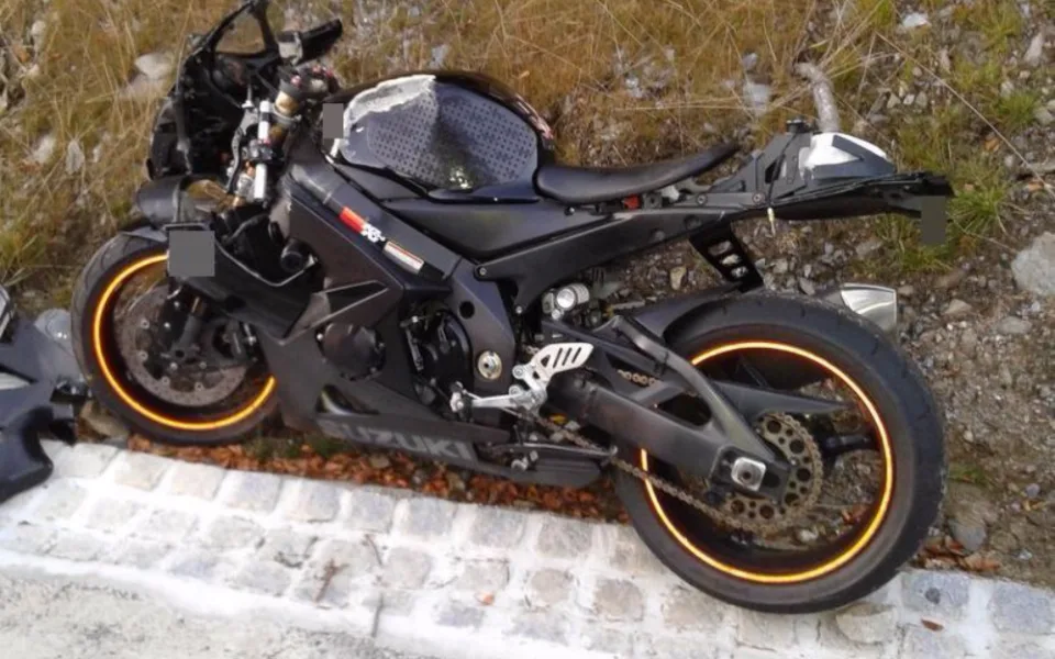 Motorkář narazil do svodidel a na místě zahynul