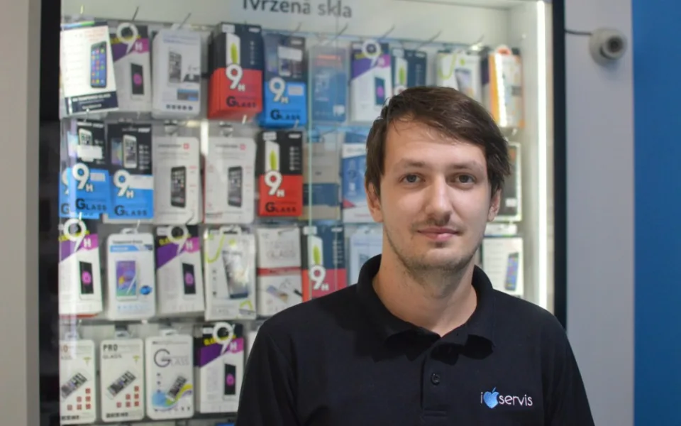 Utopený mobil nezapínejte ani nepřipojujte k nabíječce, radí technik Michal Kučera z iLoveServisu