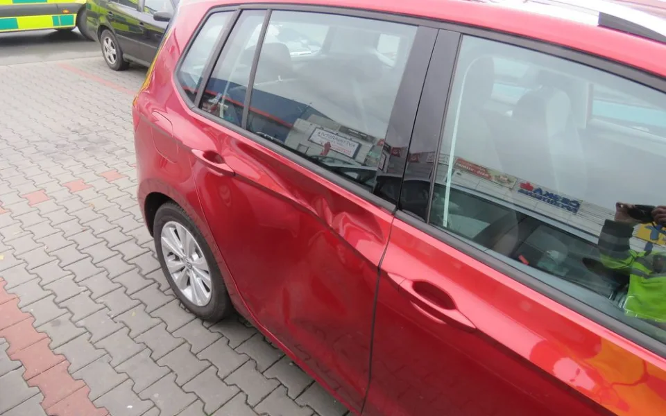 Muž vystoupil na parkovišti ze svého auta. Parkující žena na vedlejší místo ho skřípla mezi oba vozy