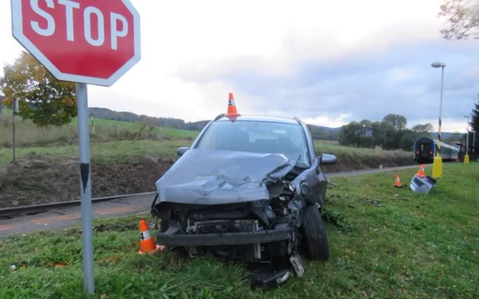 Řidič nedal přednost projíždějícímu vlaku. Náraz auto odhodil mimo silnici