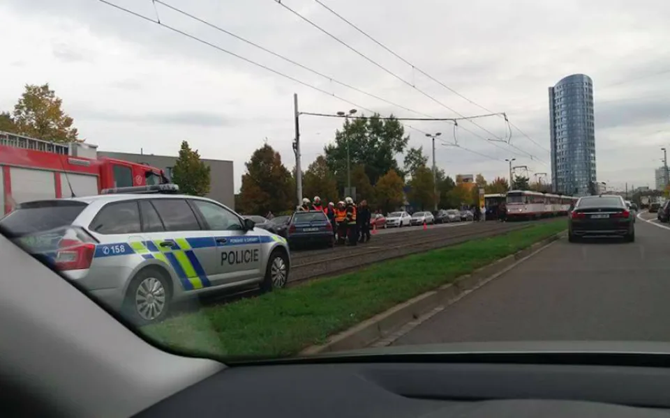 AKTUÁLNĚ: Na třídě Kosmonautů se stala nehoda. Havarované auto stojí v trati tramvají, ty nejedou