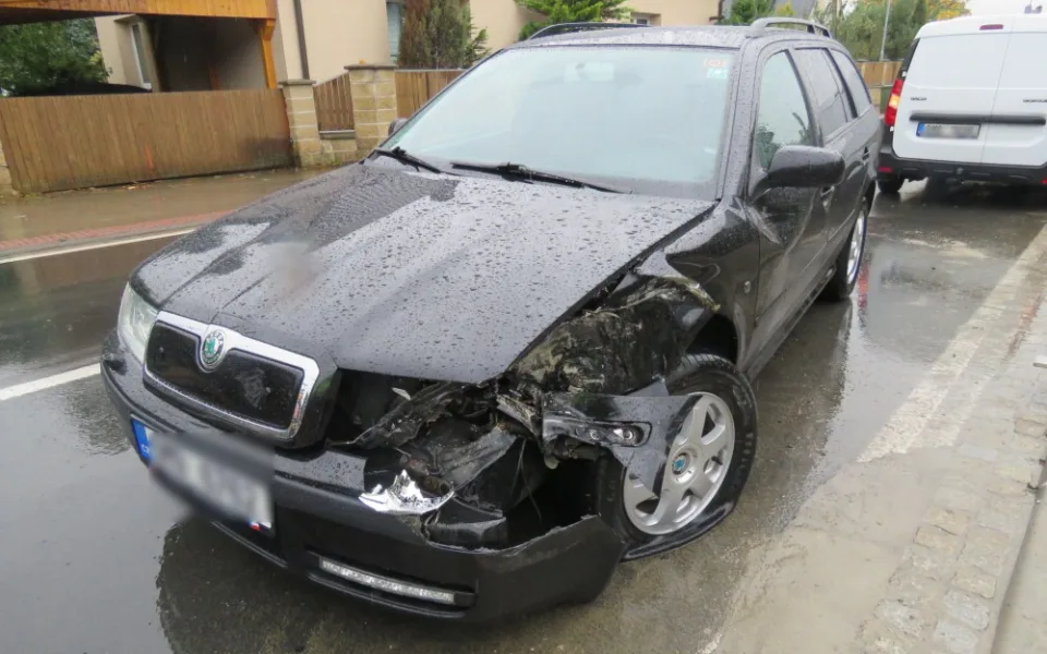 Bagrista radlicí zdemoloval protijedoucí auto