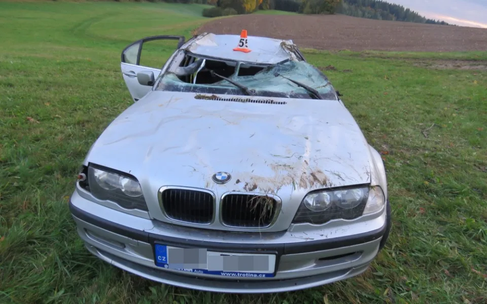 Dvacetiletý řidič jel příliš rychle, v zatáčce dostal smyk a po kotrmelcích skončil pod srázem v poli