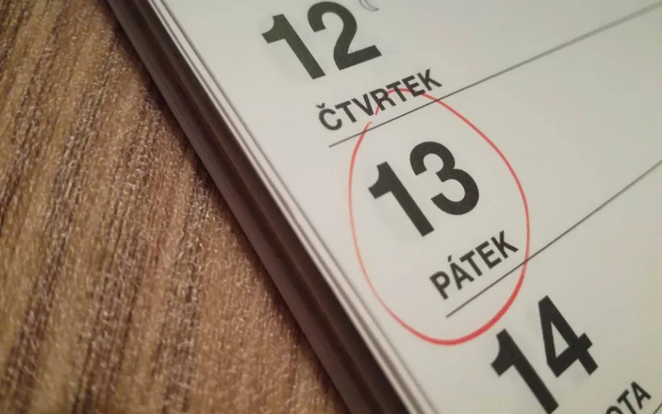Pátek třináctého: Pověra, nebo opravdu smolný den? Hodně lidí se dnes zamkne doma