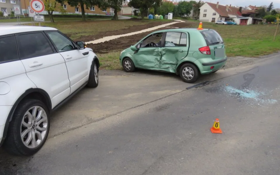 Senior začal v kopci předjíždět auto, které odbočovalo doleva. Došlo ke kolizi