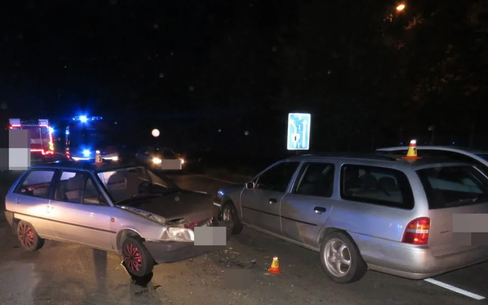 Při dopravní nehodě se čelně střetla dvě auta. Na místě zůstaly dvě zraněné ženy
