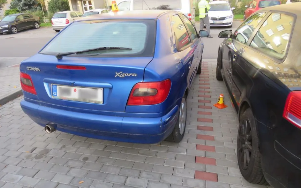 Opilý řidič naboural auto na parkovišti. Hned poté v autě usnul